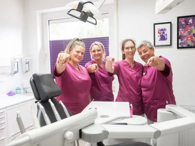 Das Praxisteam im Behandlungszimmer